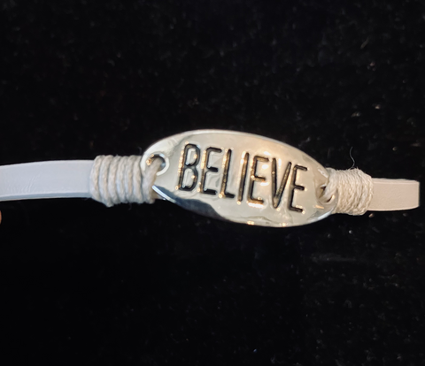 Believe grey magnet close bracelet